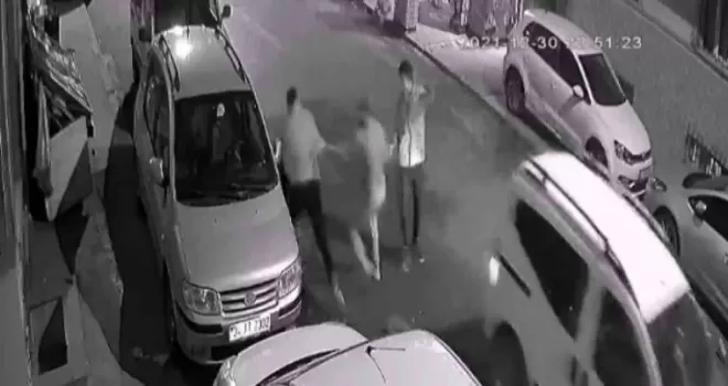 Tartıştıkları genci sokak ortasında dakikalarca darp ettiler
