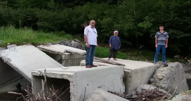Taşan dere mahallenin tek ulaşımı olan köprüyü yıktı
