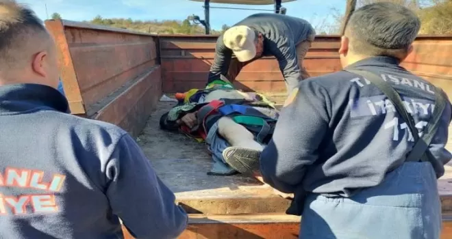 Tavşanlı’da kestiği ağacın altında kalan köylü ağır yaralandı
