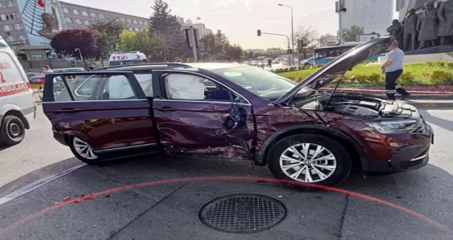 TBMM  önünde dolmuş kazası: 13 yaralı
