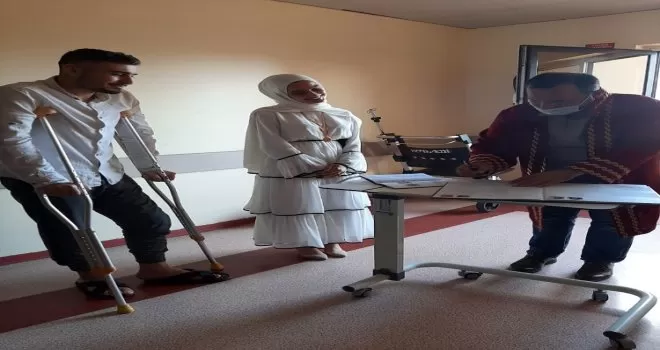 Tedavi gördüğü hastane koridorunda nikahları kıyıldı

