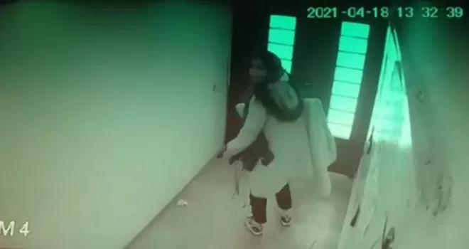Teknolojik alet hırsızı kadın kamerada
