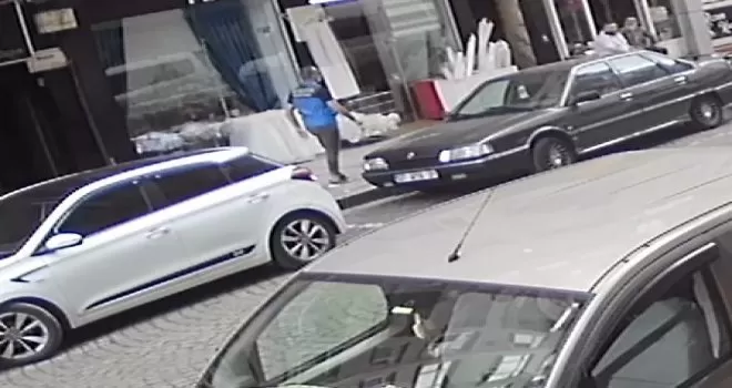 Telefonda sinirlendi, işletmenin camlarını kırdı
