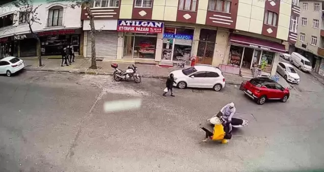 Telefonla konuşurken yolun karşısına geçmeye çalışan kadına motosiklet çarptı
