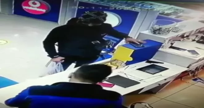 Telefonu cebine attı, rahatlığı görenleri şaşırttı
