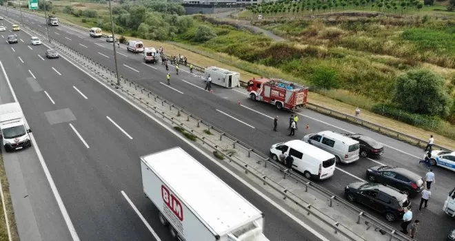 TEM’de işçi servisi midibüsü devrildi: 10 yaralı
