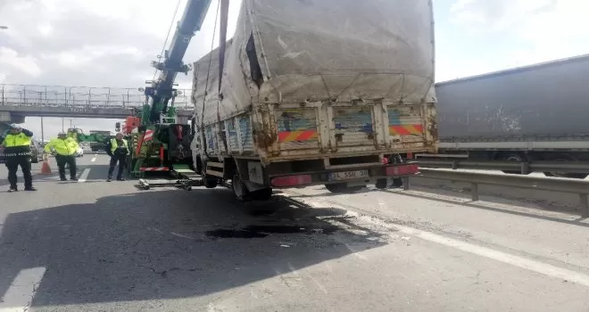 TEM’de kamyonet devrildi, trafik kilitlendi
