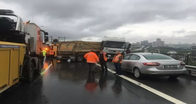 TEM’de kaza yapan hafriyat kamyonu trafiği felç etti
