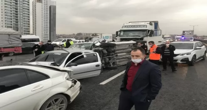 Tem Otoyolu’nda 12 aracın karıştığı zincirleme kaza
