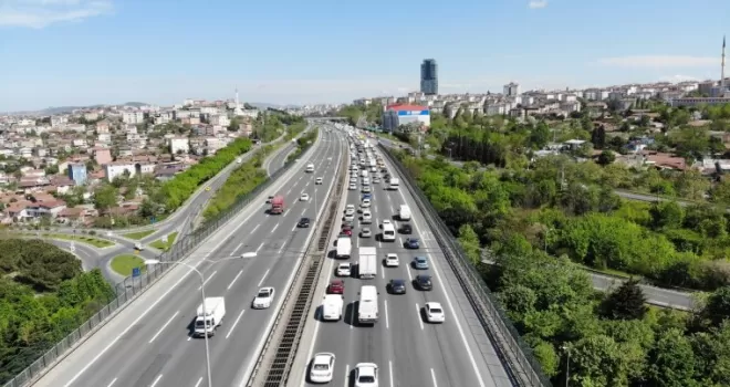TEM Otoyolu’nda denetim yoğunluğu havadan görüntülendi
