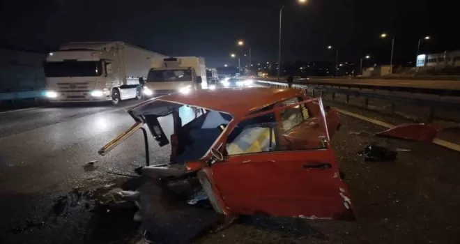 TEM Otoyolunda feci kaza: Araç ikiye bölündü
