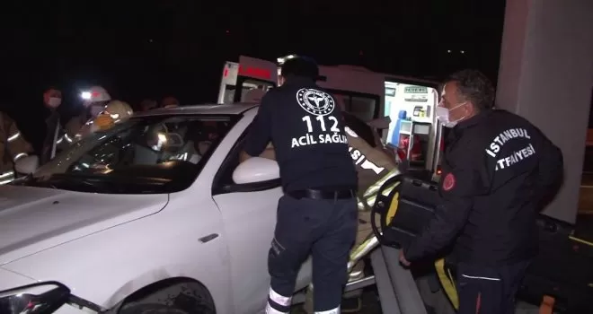 TEM otoyolunda otomobil bariyerlere ok gibi saplandı; 2 ağır yaralı
