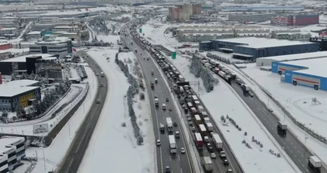 TEM otoyolunda trafik durdu: Kilometrelerce kuyruk oluştu
