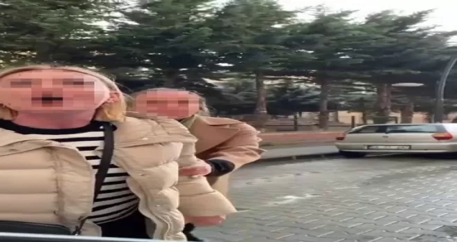 Ters yöne girdi, yol verilmeyince aracı tekmeledi
