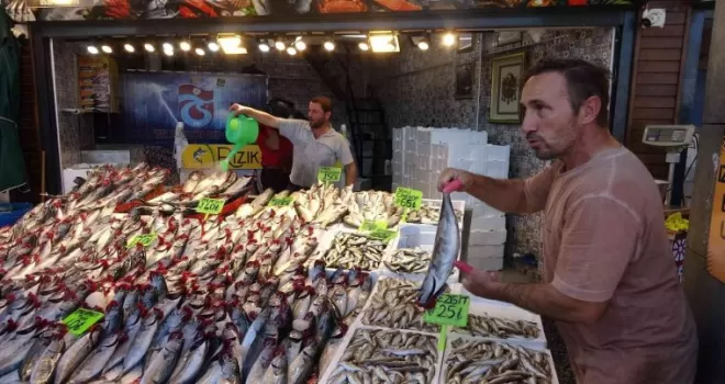Tezgahlar palamut doldu, vatandaş balık haline akın etti
