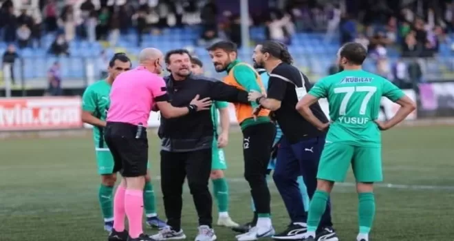 TFF 3. Lig maçında hakem golü verip sonra iptal edince ortalık karıştı
