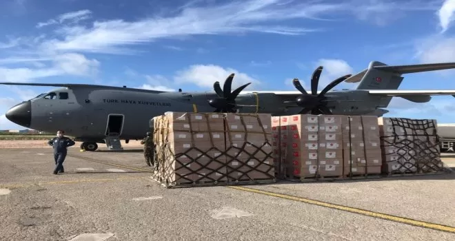 Tıbbi yardım malzemelerini taşıyan uçak Somali’de
