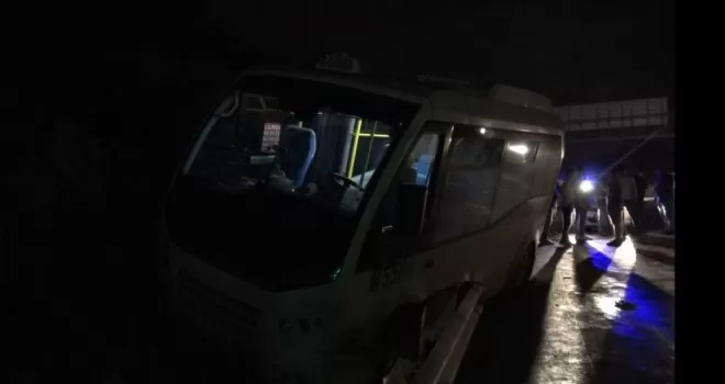 Ticari araçla çarpışan minibüs yoldan çıkarak bariyerlere vurdu
