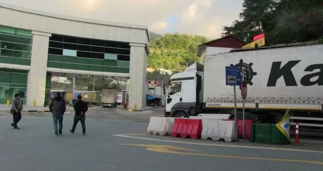 Tır sürücüleri Sarp Sınır Kapısı’ndaki yığılmalara kalıcı çözüm istiyor