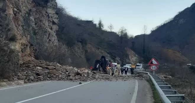 Tirebolu-Doğankent karayolunda heyelan meydana geldi
