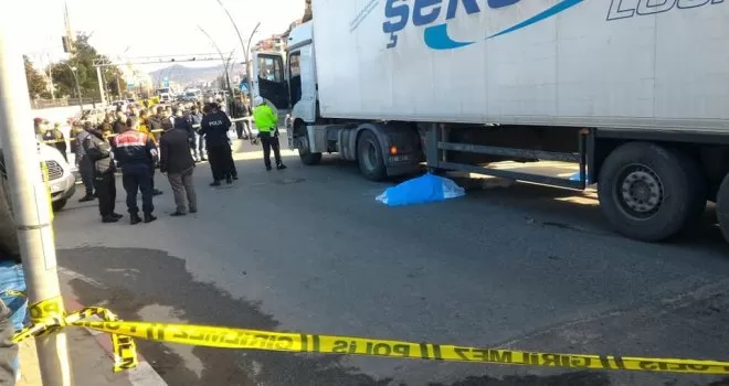 Tırın altında kalan yaşlı adam hayatını kaybetti