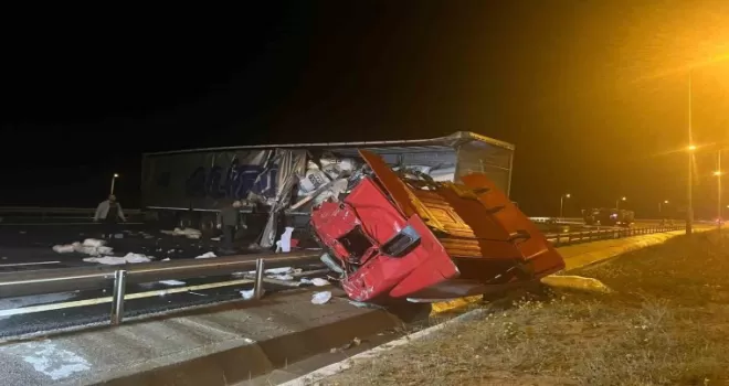 Tırın çarptığı otobüs alev aldı: 5 yaralı
