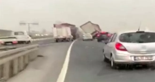 Tırın lodos nedeniyle devrilme anı kamerada
