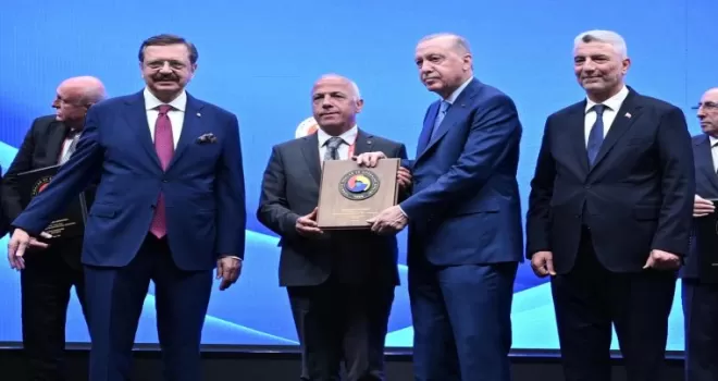 TOBB’dan Artvin Ticaret Borsası Başkanı Akyürek’e hizmet şeref plaketi