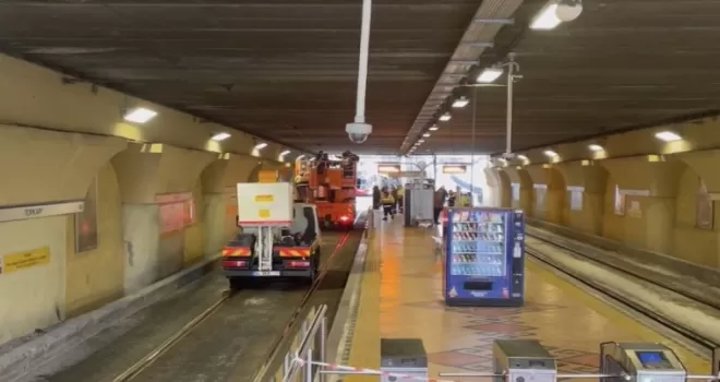 Topkapı’da tramvay yoluna giren çekici teli kopardı, seferler durdu
