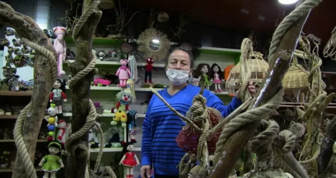 Topladığı ağaç köklerini sanat eserine dönüştürüyor
