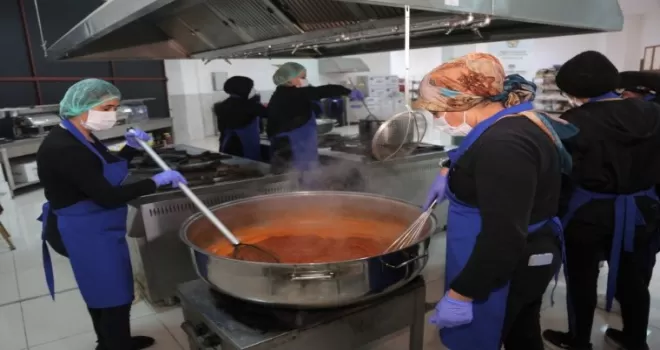 Toroslar Belediyesinden depremzedelere sıcak yemek
