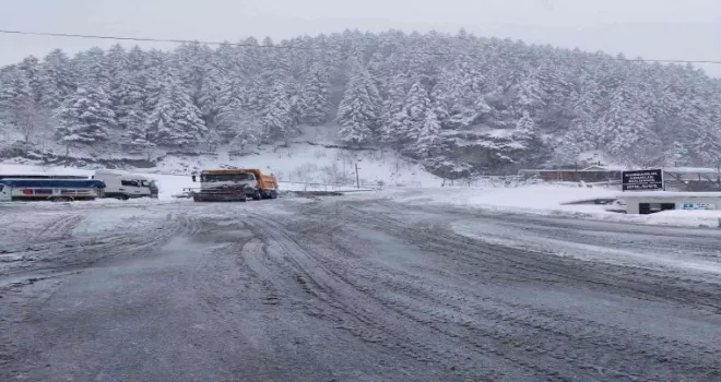 Trabzon-Bayburt karayolu kar nedeniyle ulaşıma kapandı
