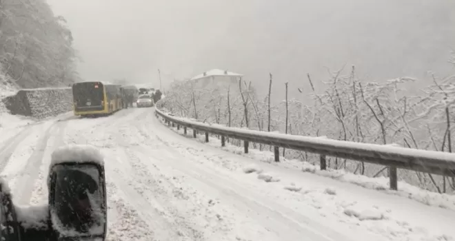 Trabzon’da araçlar yolda mahsur kaldı