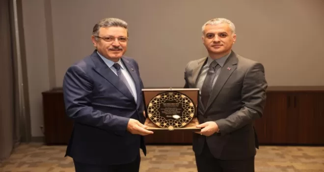 Trabzon’da Başkan Genç’e Yomra’dan teşekkür plaketi