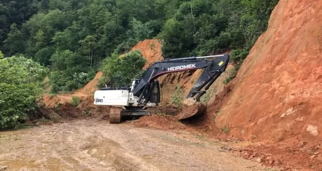 Trabzon’da heyelanda kapanan yollar ulaşıma açılıyor

