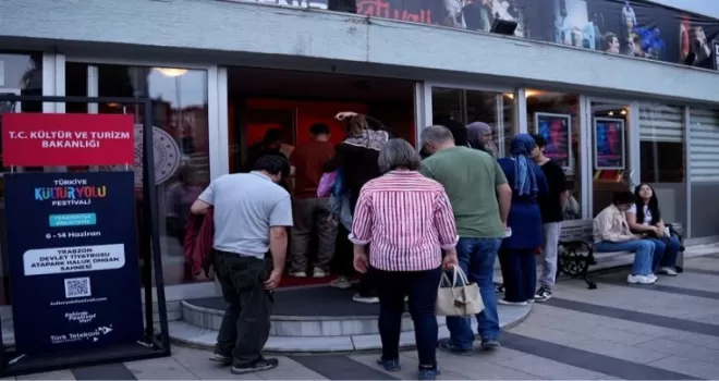 Trabzon’da ’İnsancıklar’ tiyatro severlerle buluştu