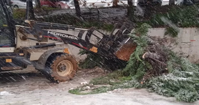 Trabzon’da kritik noktalarda kar temizliği