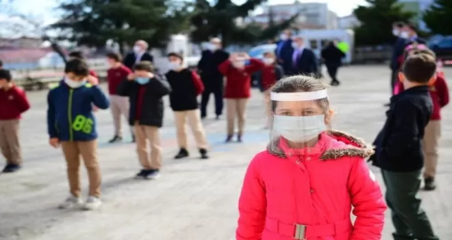 Trabzon’da öğrenciler kolbastı eşliğinde sınıflarına girdi