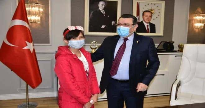 Trabzon’daki Afganlı öğrenciden depremzedelere bağış