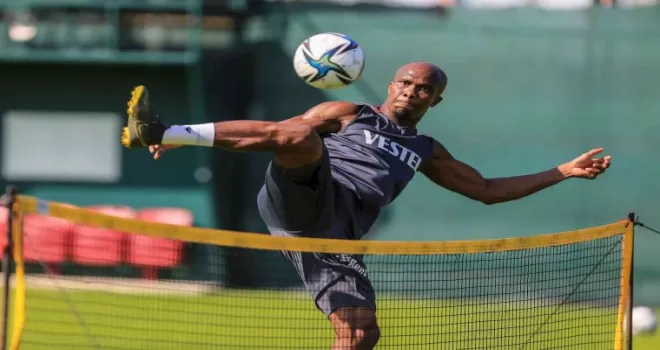 Trabzonspor’da Nwakaeme eldivenleri giydi