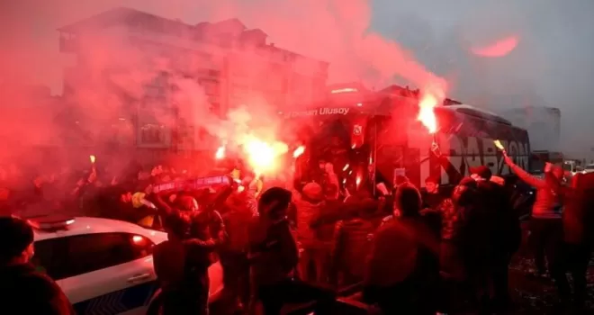 Trabzonspor Of’ta meşalelerle karşılandı