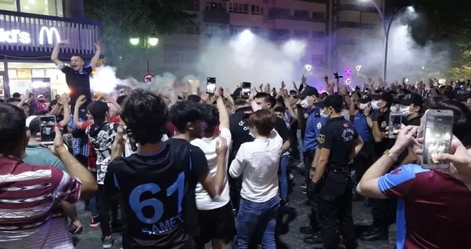 Trabzonspor taraftarı 10 yıl sonra gelen kupayı kutladı
