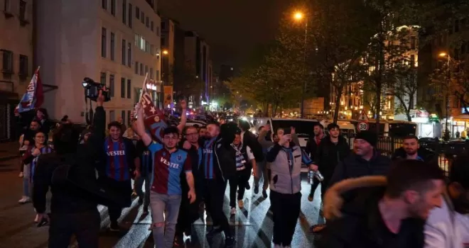 Trabzonspor taraftarı Taksim’e akın etti