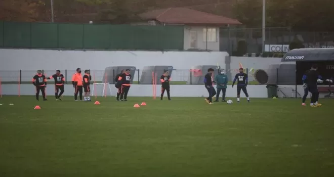 Trabzonsporlu futbolcular ’Irkçılığa hayır’ yazılı tişörtlerle antrenmana çıktı

