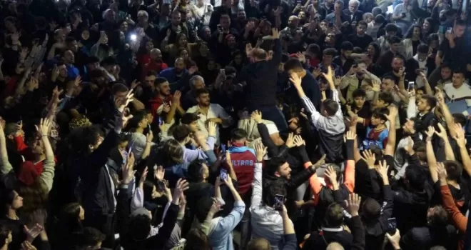 Trabzonsporlu taraftarlar, Fenerbahçe galibiyetini kutladı
