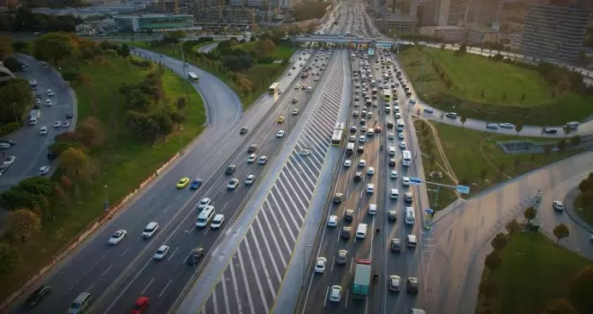 Trafiği tehlikeye atan motosiklet sürücülerine uyarı
