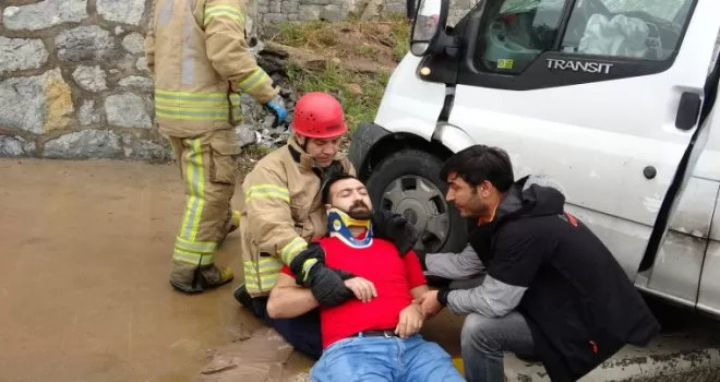 Trafik kazasında itfaiye erinden ilk yardım müdahalesi
