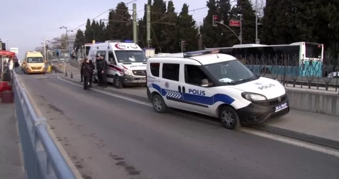 Tramvay durağında "Ayağıma bastın" deyip bıçakladı
