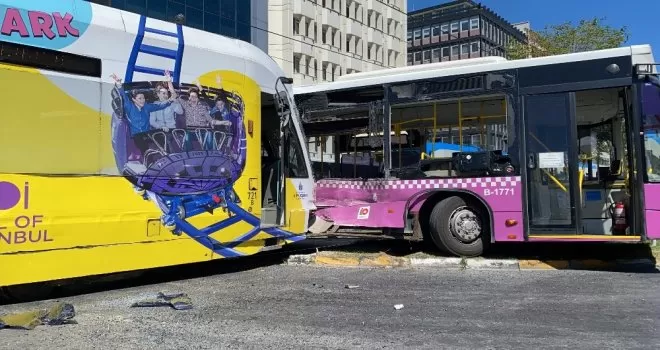 Tramvay otobüse çarptı: 2 yaralı
