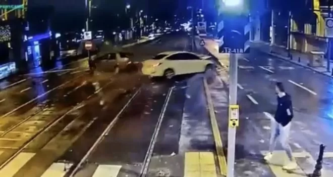 Tramvay yolunda akıl almaz kaza kamerada: Saniyelerle ölümden döndü
